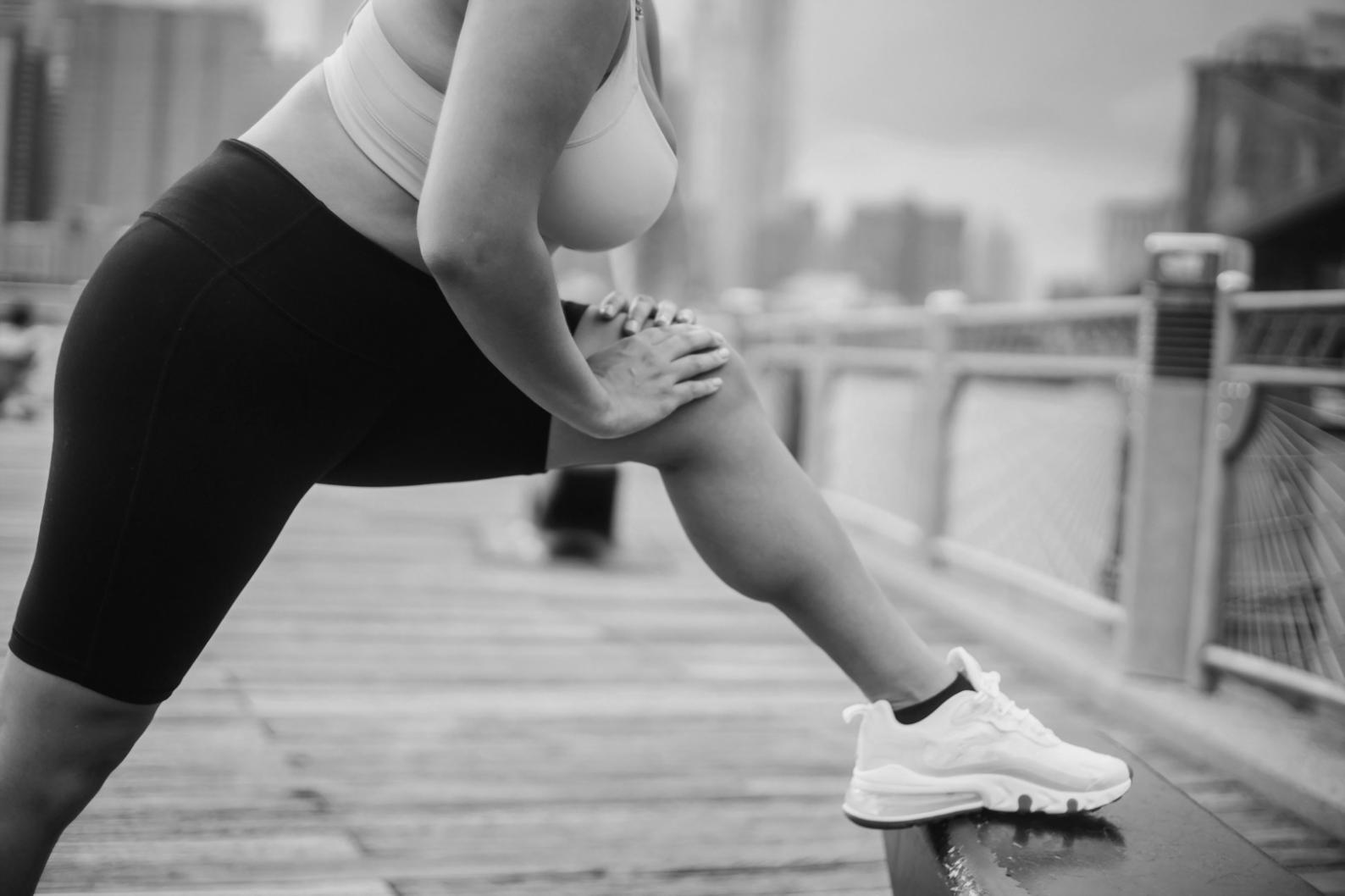 Atleta ejecutando técnica correcta de CrossFit con supervisión experta