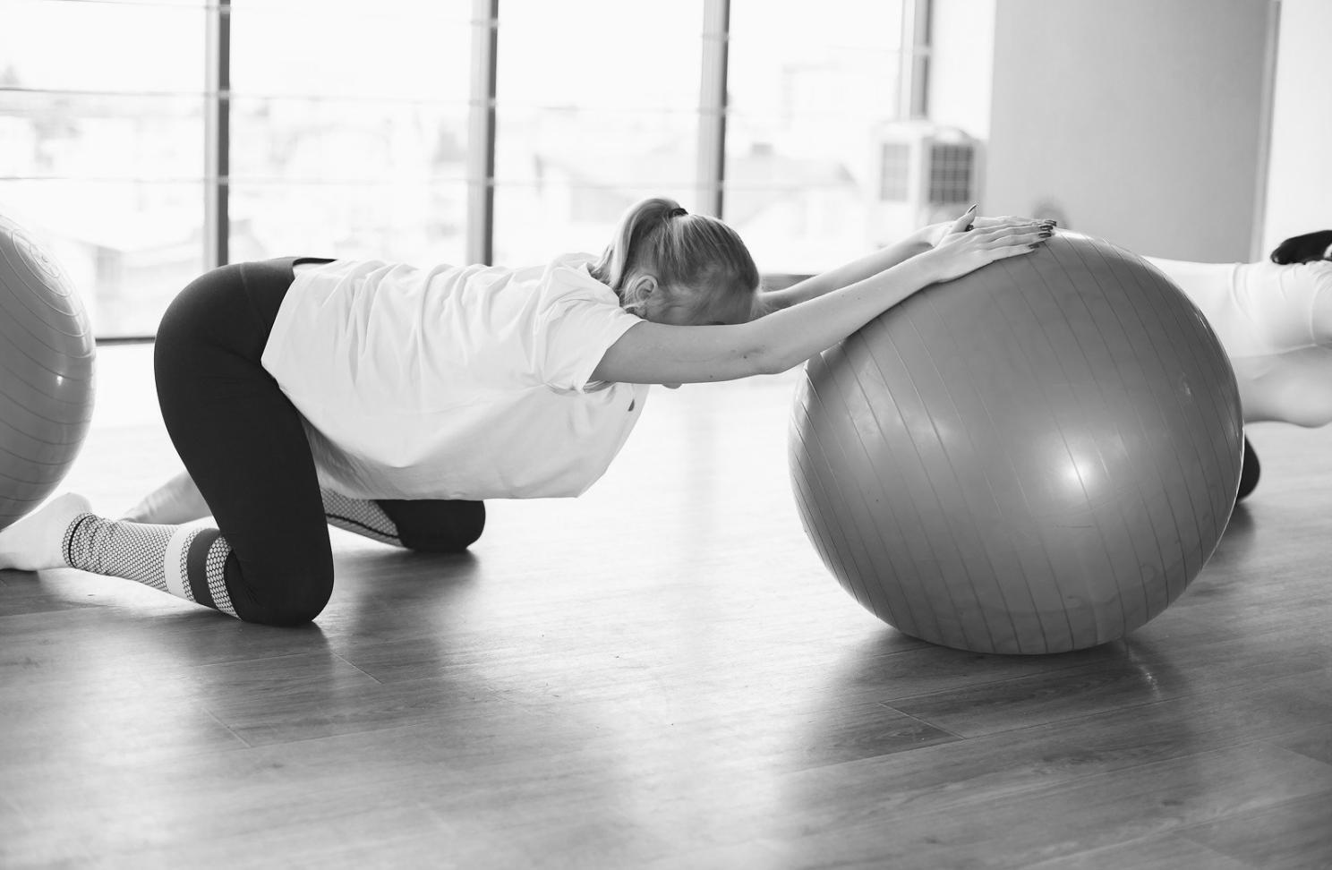 Demostración de postura correcta en levantamiento olímpico